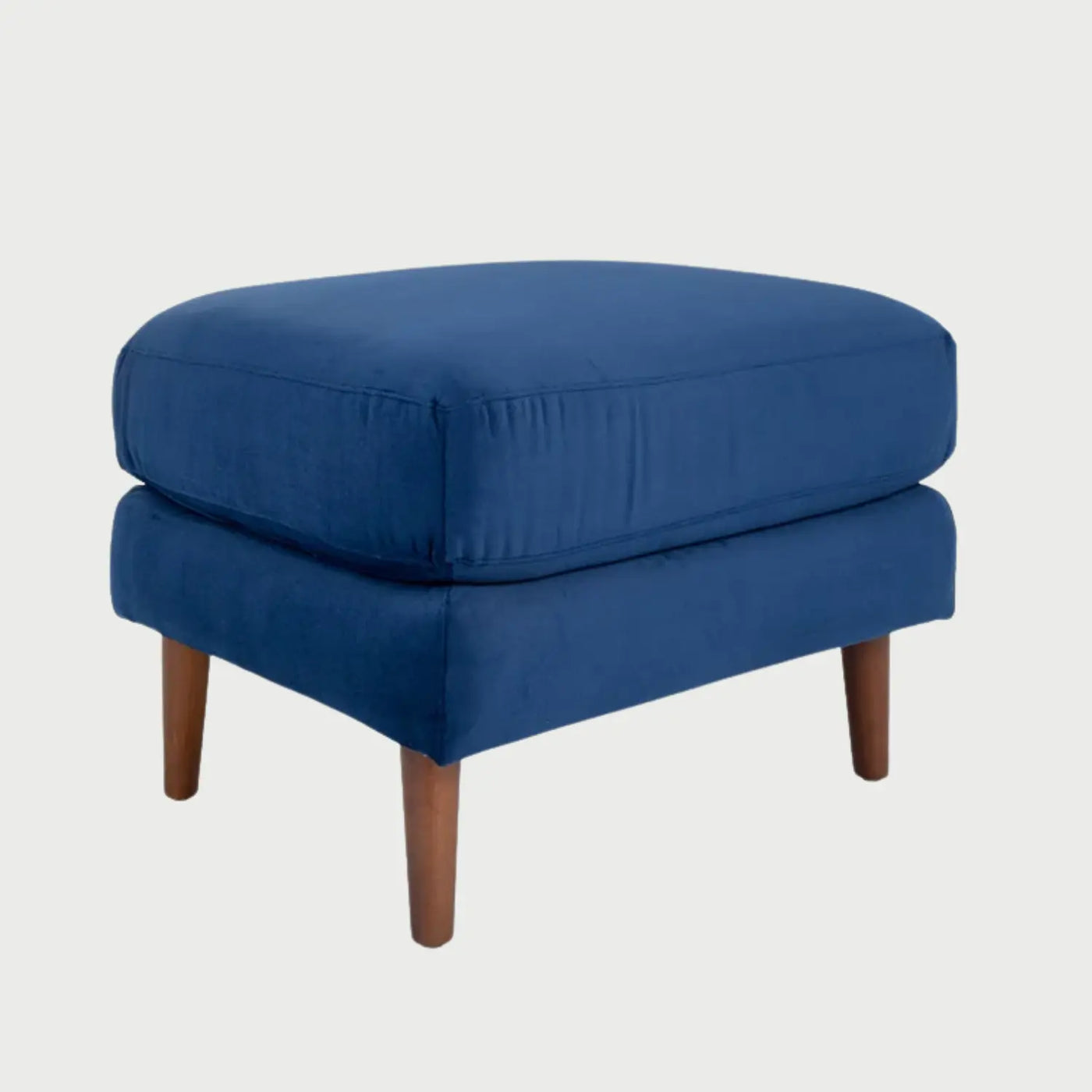 Vista lateral del taburete Levanto azul, mostrando el grosor del cojín superior y la estabilidad de su base de madera oscura en acabado nogal.