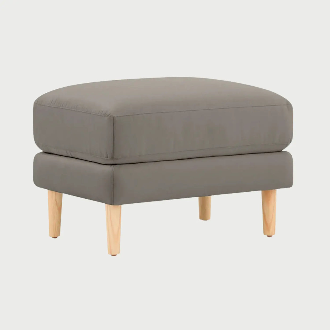 Vista lateral del taburete Levanto beige, mostrando la estructura compacta del asiento y la alineación de sus patas de madera natural que aportan una estética limpia y moderna.