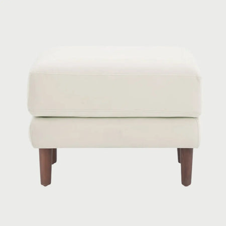 Vista frontal del taburete Levanto en color blanco, destacando la pureza del textil en contraste con las patas de madera oscura acabado nogal.