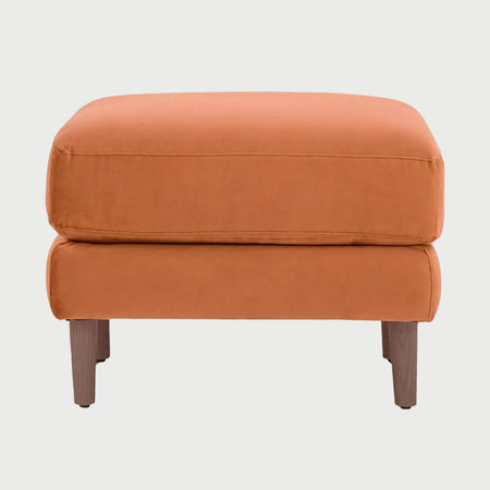 Vista frontal del taburete Levanto en color naranja, mostrando el cojín superior vibrante y su base de patas de madera en acabado nogal.