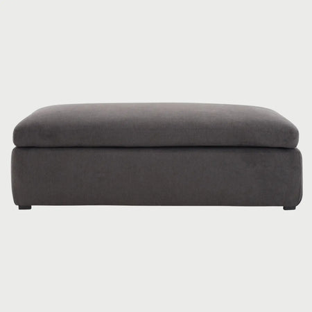 Vista frontal del taburete Marie en color gris oscuro, destacando su silueta contemporánea y el volumen de su cojín superior diseñado para un confort prolongado.