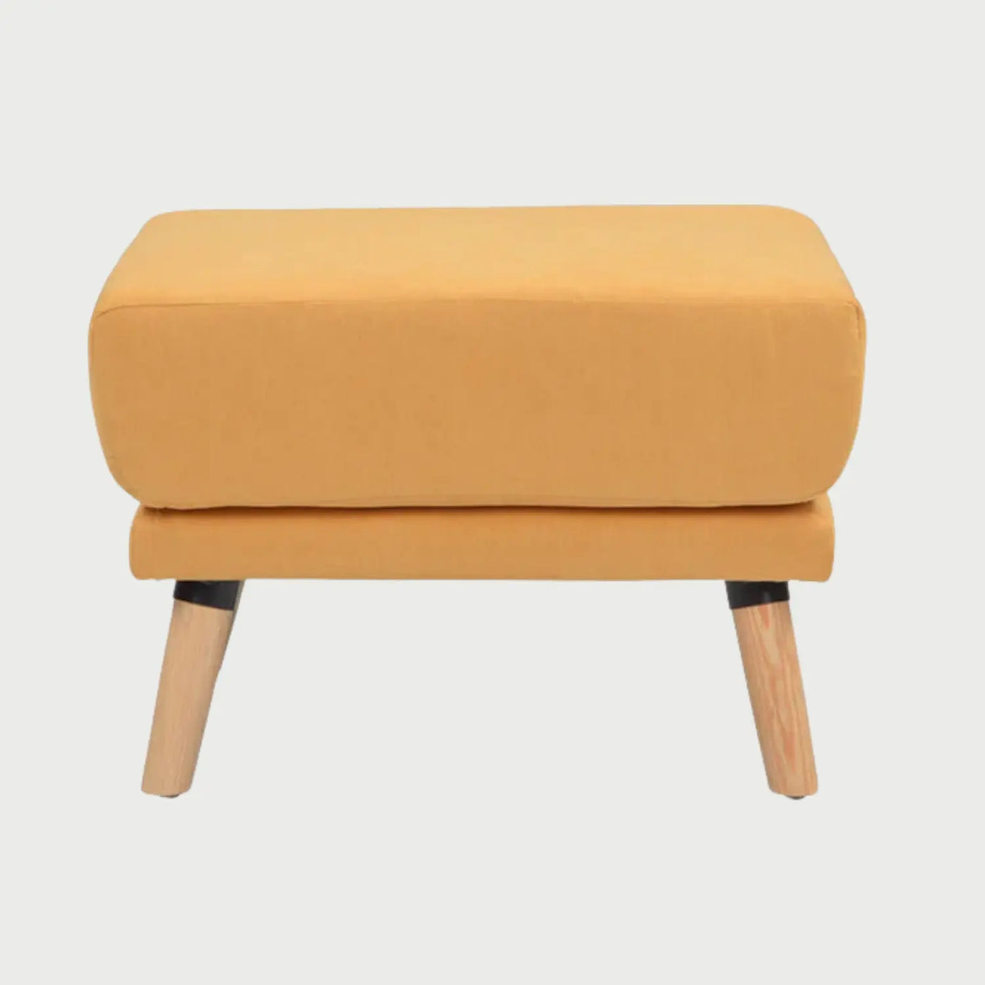 Vista frontal del taburete San Blas en color amarillo, con un asiento de cojín cuadrado de gran espesor y patas cónicas de madera clara en acabado encino.