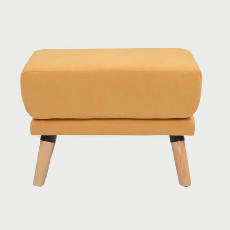 Vista frontal del taburete San Blas en color amarillo, con un asiento de cojín cuadrado de gran espesor y patas cónicas de madera clara en acabado encino.