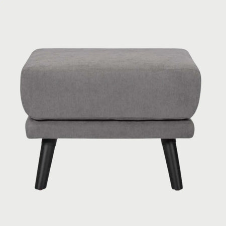 Vista frontal del taburete San Blas en color gris neutro, destacando su diseño minimalista y funcional para espacios contemporáneos.