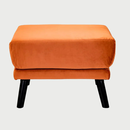 Vista frontal del taburete San Blas en color naranja vibrante, mostrando el volumen del asiento y el soporte de patas oscuras.