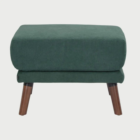 Vista frontal del taburete San Blas en color verde, mostrando el volumen del cojín superior y la estructura de patas cónicas en acabado nogal.