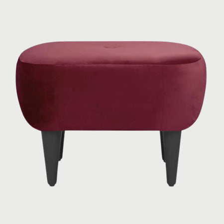 Vista frontal del taburete Tavari en color rojo vibrante, destacando como una pieza de acento audaz con patas de madera negra.