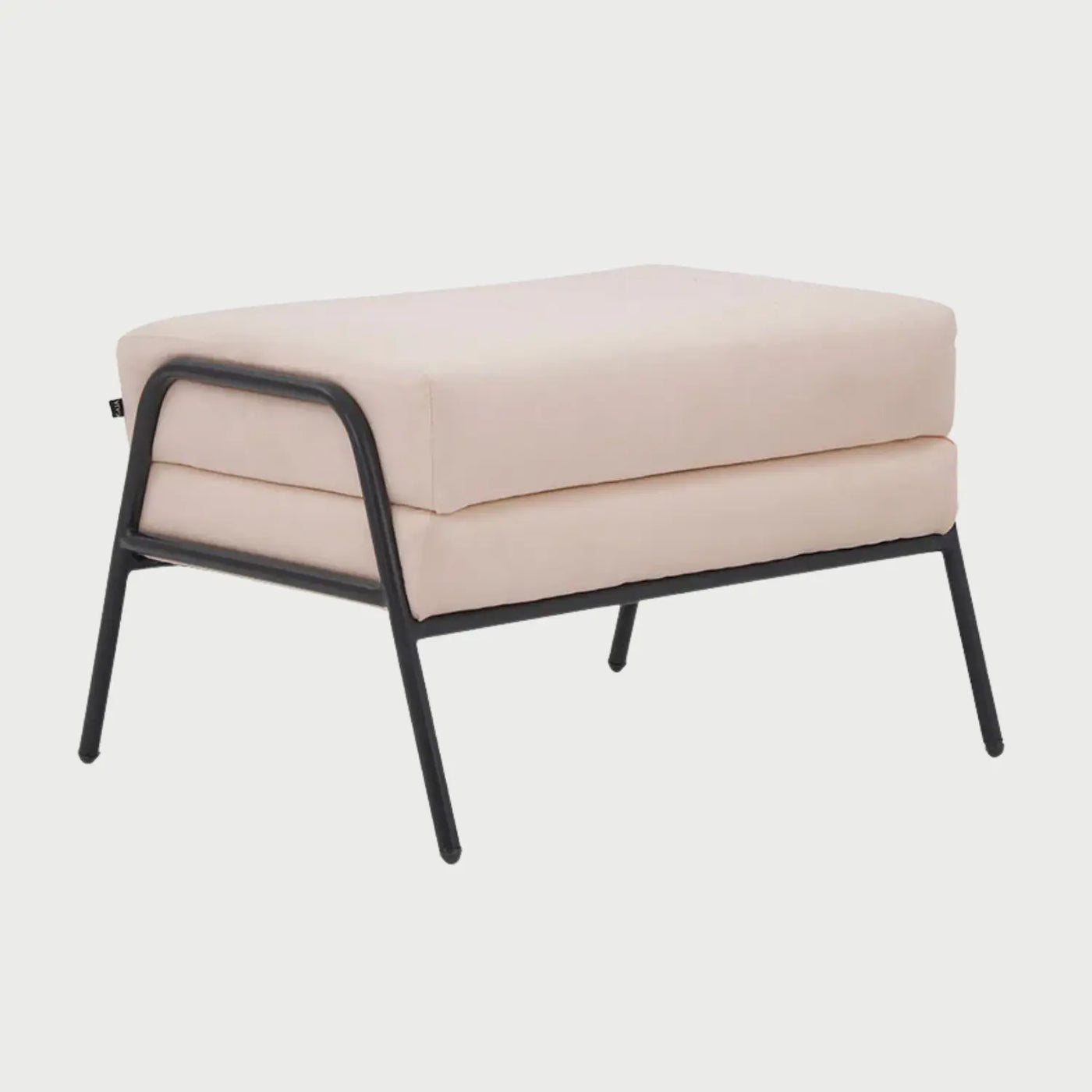 Vista lateral del taburete Tuxama beige, mostrando el perfil de sus dos capas de acolchado y la estructura de soporte negra que aporta un contraste moderno y lineal.