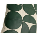 Cojín Pestalozzi de 45x45 cm con un diseño de hojas verdes grandes sobre un fondo claro, ideal para decorar tu espacio.