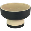 Maceta redonda de dos tonos, con exterior negro y base más clara, ideal para decorar cualquier espacio.