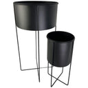 Maceteros Ureña en color negro, con diseño minimalista y soporte en patas de metal, perfectos para decorar tu espacio.