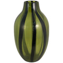 Florero de vidrio Belesa en color verde con diseño de rayas verticales, cuerpo redondeado y cuello estrecho. Ideal para decorar.