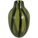 Florero de vidrio verde Belesa con forma redondeada y rayas verticales, ideal para decorar con flores.