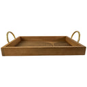 Bandeja rectangular de madera con patrón decorativo y asas metálicas, ideal para complementar tu decoración.