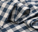 Camino de mesa con diseño de cuadros chicos en azul y blanco, mostrando su textura y elegancia ideal para cualquier mesa.