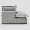 Módulo central con banca izquierda Emilia en color gris claro, con diseño contemporáneo y cojines de respaldo.