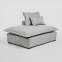 Módulo central con banca izquierda Emilia en tela gris, con cojines decorativos y un diseño elegante y moderno.