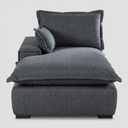 Chaise izquierdo Emilia de GAIA en color gris oscuro, con asiento profundo y cojines grandes para mayor confort.