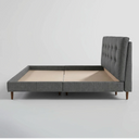 Cama King size Landero con cabecera tufted y diseño de perfil bajo, ideal para un dormitorio elegante y acogedor.