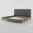 Cama King size Landero con cabecera tufted y marco bajo, tapizada en gris, ideal para un dormitorio elegante y acogedor.