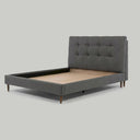 Cama queen size Landero con cabecera acolchada en tela gris, patas de madera y diseño minimalista. Ideal para tu dormitorio.
