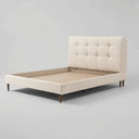 Cama queen size Landero con cabecera acolchada, diseño minimalista y patas de madera, ideal para un dormitorio elegante y acogedor.