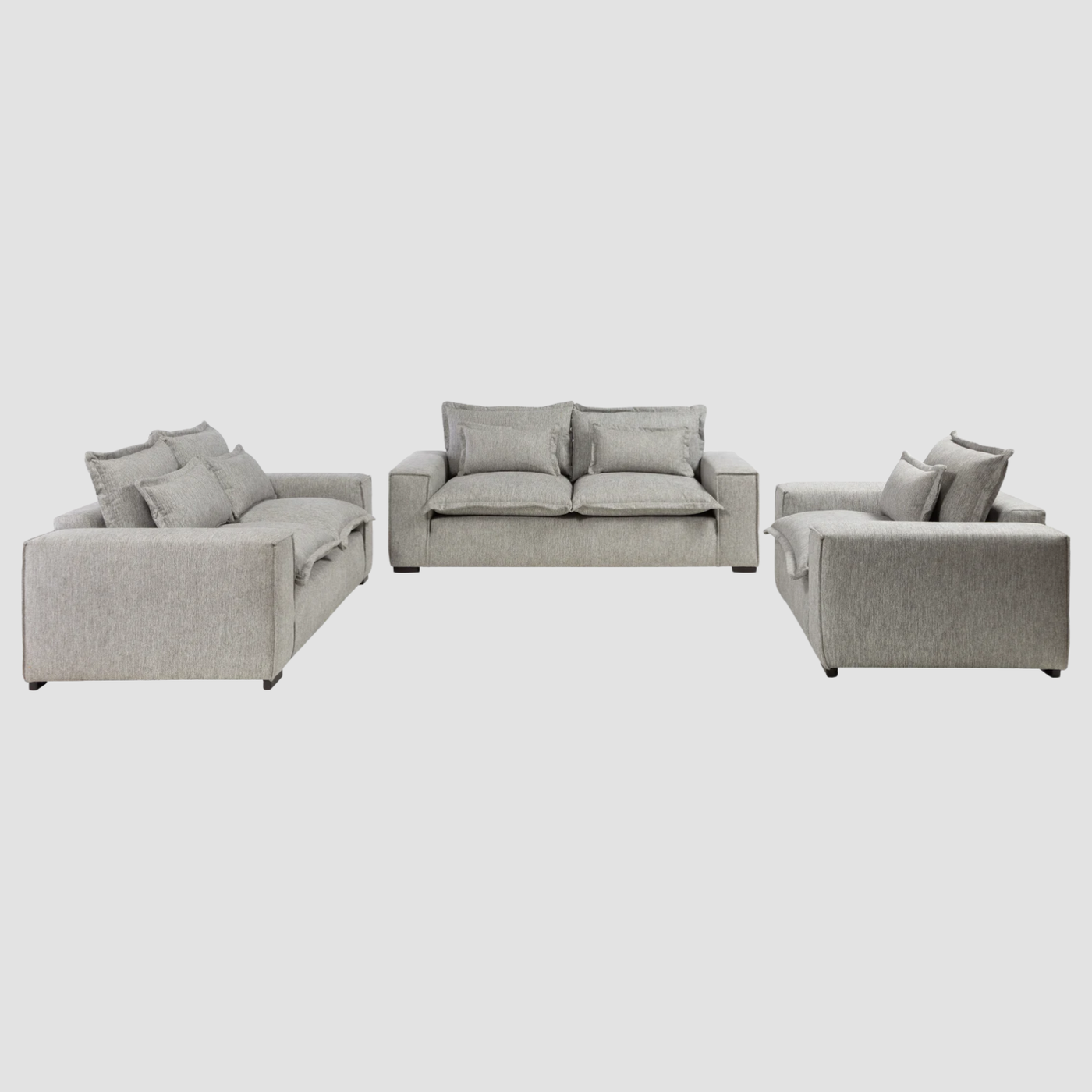 Set de Sala Emilia en gris, compuesto por un sofá de 3 cuerpos, un sofá de 2 cuerpos y un sillón XL, todos con cojines.