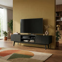 Mueble de TV Meztli de 200 cm en un ambiente acogedor, con superficie plana y compartimentos abiertos para almacenamiento.