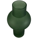 Florero de vidrio verde Volga con cuerpo redondeado y cuello estrecho, ideal para decorar cualquier espacio.