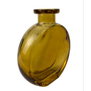 Florero de vidrio Arosa en color ámbar, con forma redondeada y cuello estrecho, ideal para decorar cualquier espacio.