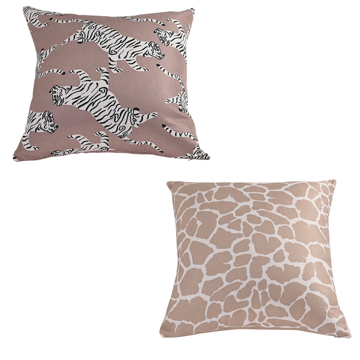 Cojines Ocelote de GAIA con diseños de tigres en fondo rosa y manchas beige, perfectos para añadir un toque único a tu decoración.