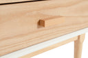 Mango rectangular de un buró de madera clara con un diseño elegante y moderno, ideal para tu recámara.