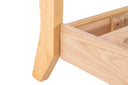 Estructura de cama queen size Akari de GAIA, destacando uniones de madera y un diseño elegante.