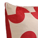 Cojín cuadrado Eco de 50 x 50 cm en rojo, con un diseño suave y atractivo, ideal para decorar cualquier espacio.