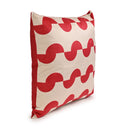 Cojín cuadrado Eco de 50 x 50 cm en color rojo, con un diseño de ondas y un perfil suave y generoso. Perfecto para decorar tu hogar.