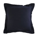 Cojín cuadrado Céfiro de 50 x 50 cm en color azul marino, con un diseño elegante y borde definido, perfecto para decorar tu hogar.