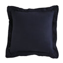 Cojín cuadrado Céfiro de 50 x 50 cm en color azul marino, con un diseño simple y bordeado, ideal para decorar tu hogar.