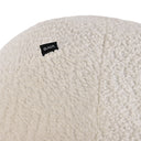 Cojín esférico mediano de GAIA con textura bouclé en tono claro, ideal para añadir estilo y confort a cualquier espacio.