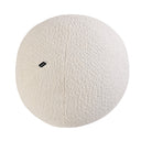 Cojín esférico mediano de GAIA con textura bouclé en color claro, ideal para añadir estilo y confort a tu hogar.