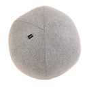 Cojín grande en forma de esfera de GAIA, con superficie suave y textura gris, ideal para decorar tu hogar con estilo.