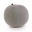 Cojín grande en forma de esfera de GAIA, con superficie suave y textura agradable, en un elegante tono gris.