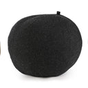 Cojín grande en forma de esfera de GAIA, con un color oscuro y una textura suave, ideal para decorar tu hogar.