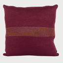 Cojín Minaya en color burdeos con diseño de rayas horizontales en tonos más claros, ideal para decorar tu hogar.