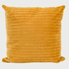 Cojín Navil de 50x50cm en dorado con textura acanalada y borde ribeteado, ideal para decorar tu hogar con estilo.