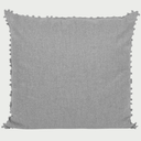 Cojín Norila de 60x60 cm en gris, con textura suave y borde decorativo de pompones, ideal para dar estilo y confort a tu hogar.
