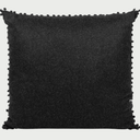 Cojín Norila de 60x60 cm en color oscuro, con textura suave y borde decorativo de pompones, ideal para cualquier espacio.