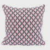 Cojín cuadrado con diseño geométrico de rombos en colores rosa, gris y blanco, ideal para decorar tu hogar con estilo.