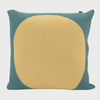 Cojín Sanabria de 45x45 cm con fondo teal y diseño circular amarillo, ideal para decorar tu hogar con estilo y confort.