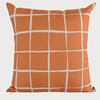 Cojín impermeable Arusi con fondo naranja y patrón de cuadrícula blanca, ideal para decorar cualquier espacio interior o exterior.