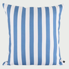 Cojín impermeable Jurubida con diseño de rayas azules y blancas, ideal para decorar y disfrutar en el jardín.